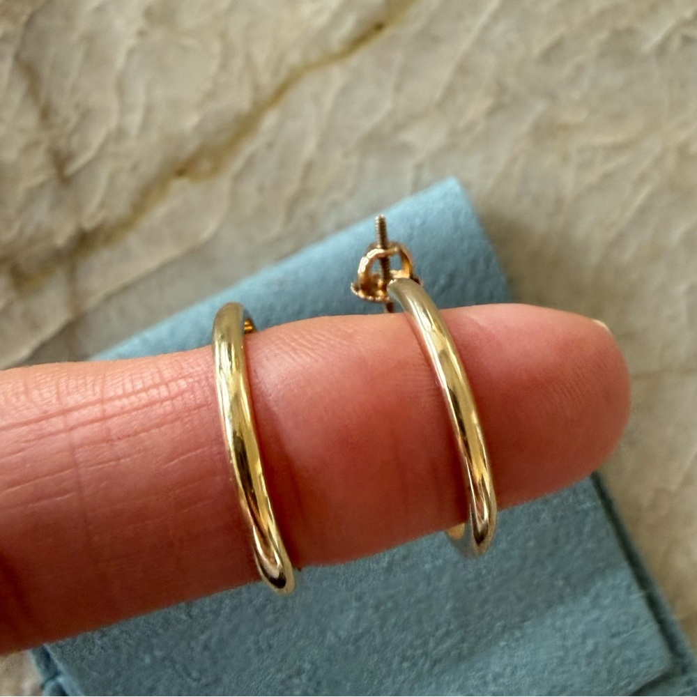 Timeless vintage solid 14k gold hoop earrings with screw backs. 3.5g - Picture 3 of 5